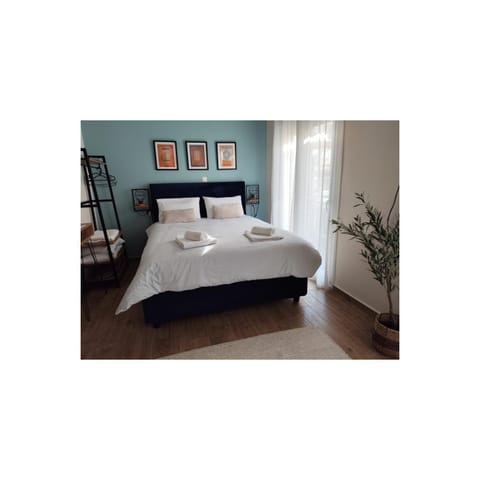 Bed, Photo of the whole room, towels