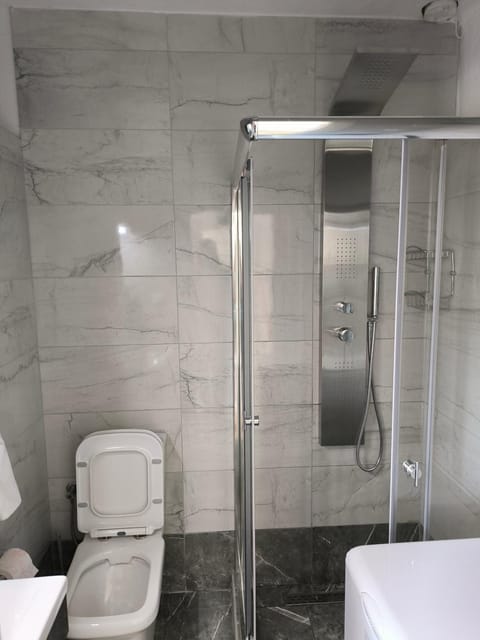 Shower, Toilet, Hot Tub, Bathroom