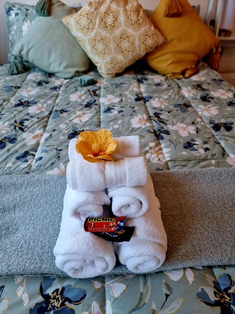 Bed, towels