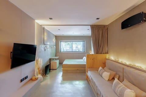 Communal lounge/ TV room, Bed, TV and multimedia, Living room, Photo of the whole room, Seating area, Evening entertainment, Bedroom