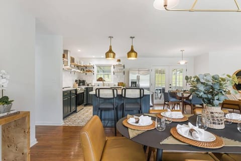 Sunroom, Game Room, Hot tub, Sauna, 15Min to AVL House in Asheville