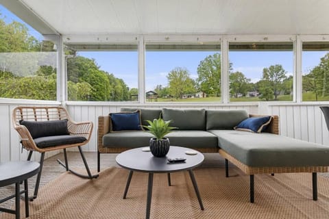 Sunroom, Game Room, Hot tub, Sauna, 15Min to AVL House in Asheville