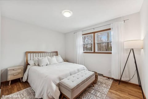 Blocks to Town, Game Room, Firepit, Huge Backyard House in New Buffalo