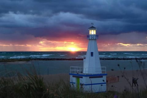 Blocks to Town, Game Room, Firepit, Huge Backyard House in New Buffalo