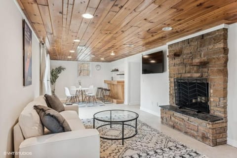 Blocks to Town, Game Room, Firepit, Huge Backyard House in New Buffalo