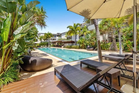 Property building, Swimming pool, sunbed