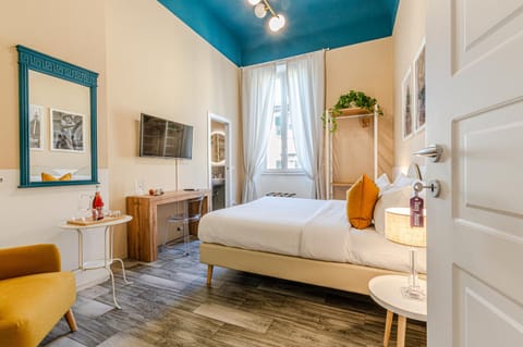 Bed, TV and multimedia, Bedroom