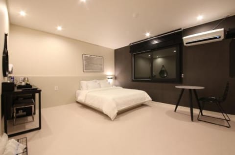 Bed, Living room, Photo of the whole room, Bedroom, air conditioner