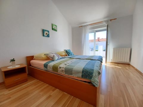 Photo of the whole room, Bedroom, internet