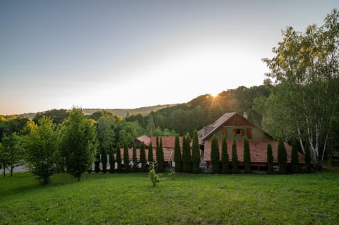 Property building, Spring, Natural landscape, Garden, Garden view, Mountain view