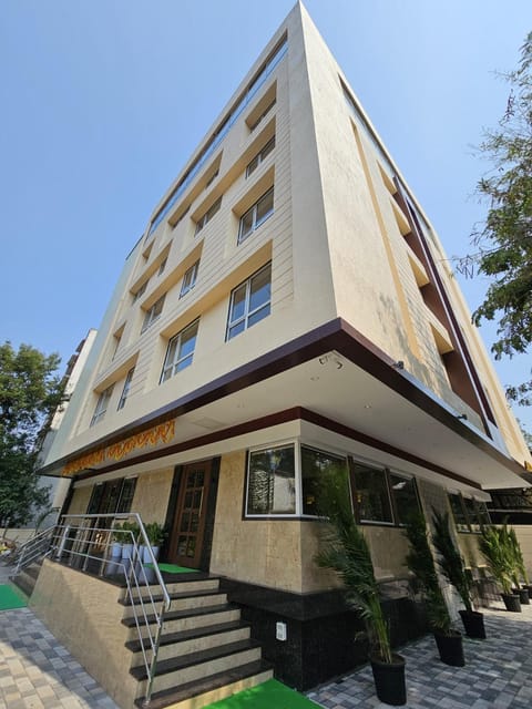 Property building, Facade/entrance, Parking