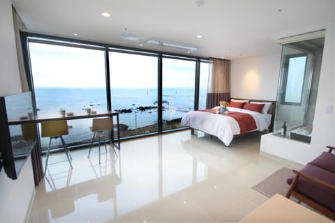 Day, Photo of the whole room