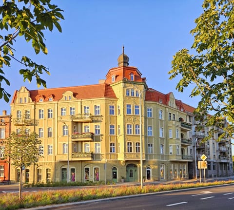 Property building, Day, Location