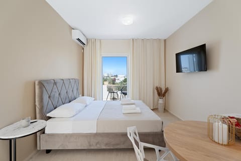 Bed, TV and multimedia, Photo of the whole room, Bedroom, towels, air conditioner