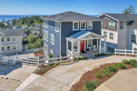 Property building, Day, Neighbourhood, Natural landscape, Sea view