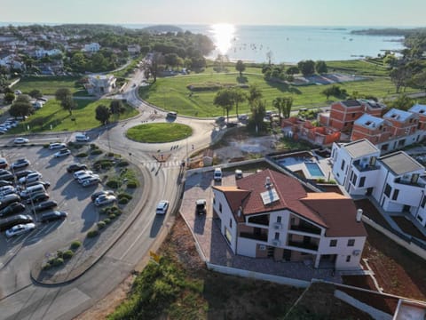 Property building, Day, Neighbourhood, Bird's eye view, City view, Sea view, Street view, Location, Parking