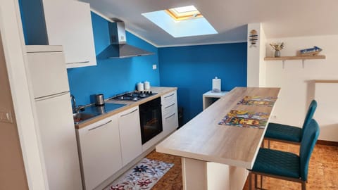 Kitchen or kitchenette, Dining area, oven, stove