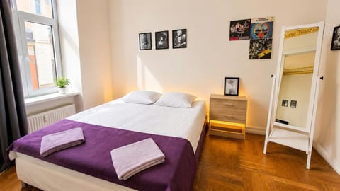 Bed, Bedroom, towels