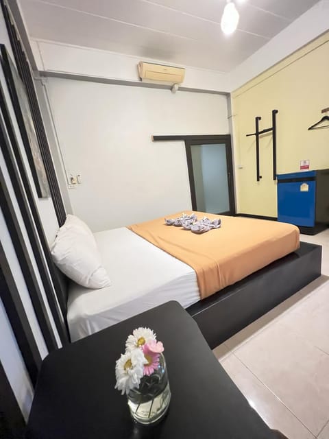 Bed, Photo of the whole room, Bedroom, air conditioner