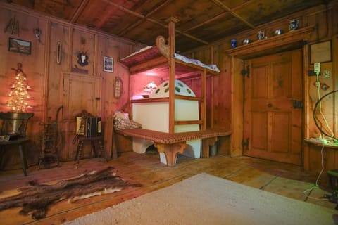 Living room, Photo of the whole room, oven