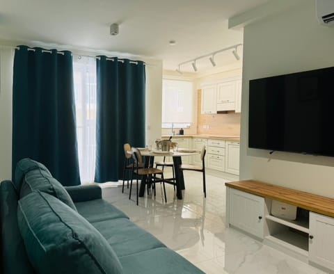 Communal lounge/ TV room, Seating area, Dining area