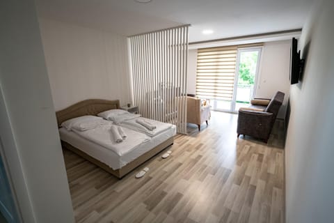 Bed, TV and multimedia, Photo of the whole room, Bedroom, towels