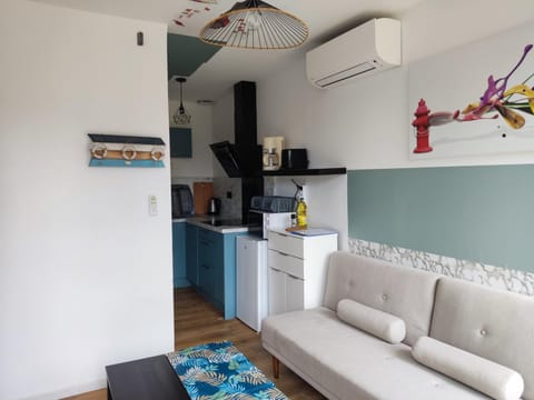 Kitchen or kitchenette, Living room, Seating area, air conditioner