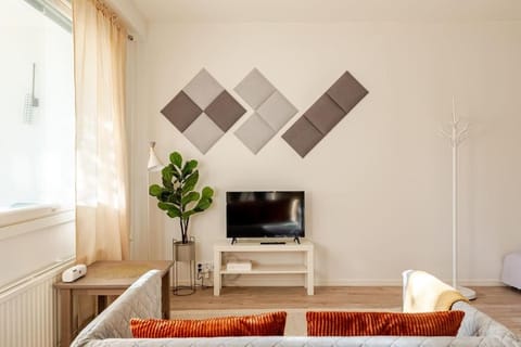 TV and multimedia, Living room, Evening entertainment