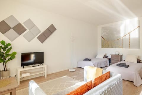 Bed, TV and multimedia, Living room