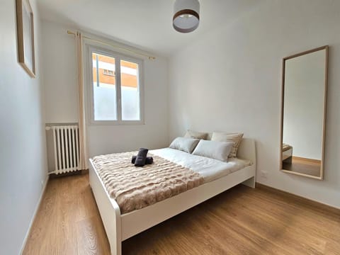 Bed, Photo of the whole room, Bedroom, internet, towels, wardrobe