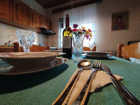 Kitchen or kitchenette, Food and drinks, Dining area