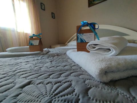 Bed, towels