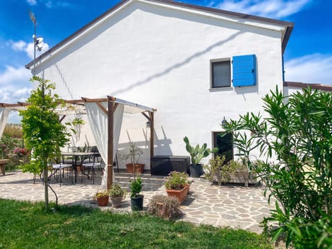 Property building, Day, Garden, Garden view