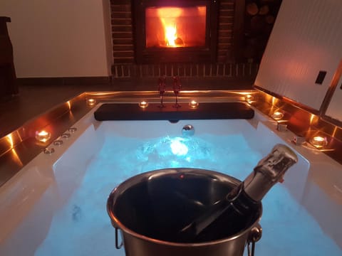 Hot Tub, Massage, Spa and wellness centre/facilities