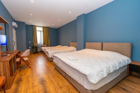 Bed, TV and multimedia, Bedroom, towels