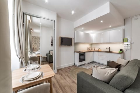 TV and multimedia, Kitchen or kitchenette, Seating area, Dining area, stove