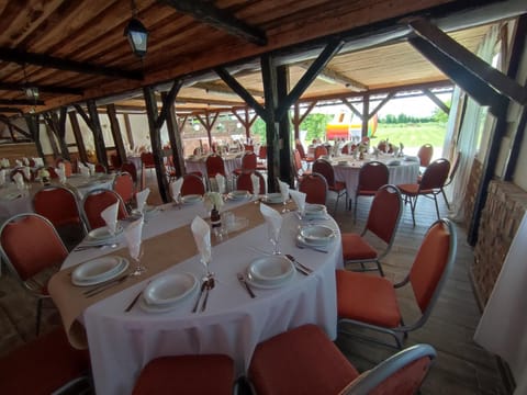 Restaurant/places to eat, Banquet/Function facilities