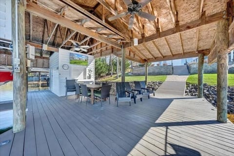 6 BD Smith Mountain Lakefront Escape sunset Villa in Smith Mountain Lake