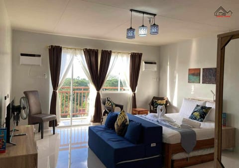 Bed, TV and multimedia, Living room, Photo of the whole room, Seating area, Bedroom