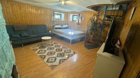 Bed, TV and multimedia, Seating area