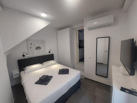 Bed, TV and multimedia, Bedroom, wardrobe