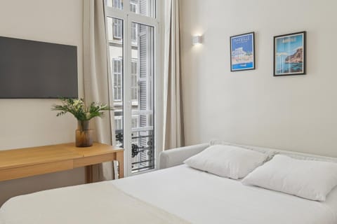 Bed, TV and multimedia, Bedroom