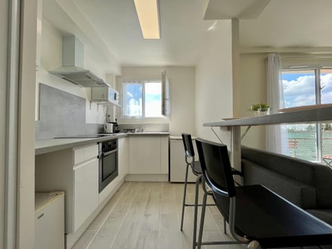 Kitchen or kitchenette, Dining area, oven, stove