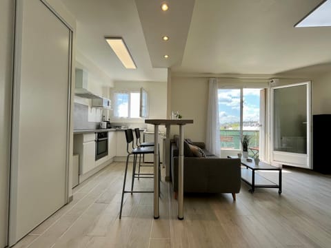 TV and multimedia, Kitchen or kitchenette, Living room, Seating area, Dining area, oven