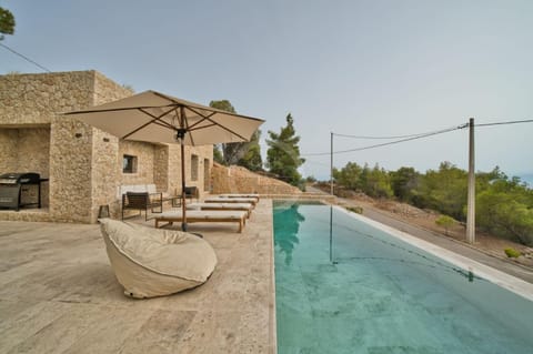 Swimming pool, sunbed