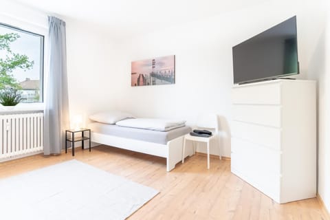 Bed, TV and multimedia, Photo of the whole room, Bedroom