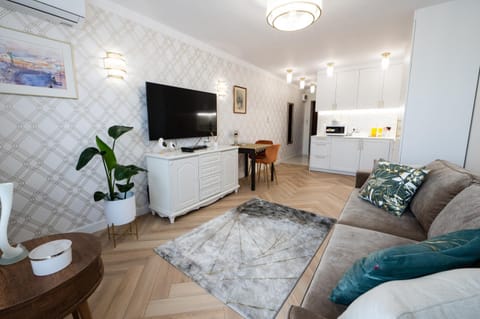 Communal lounge/ TV room, TV and multimedia, Living room, Seating area, Evening entertainment