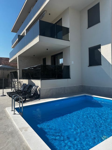 Property building, Patio, Day, Pool view, Swimming pool, sunbed