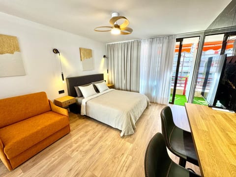 Bed, TV and multimedia, Photo of the whole room, Bedroom