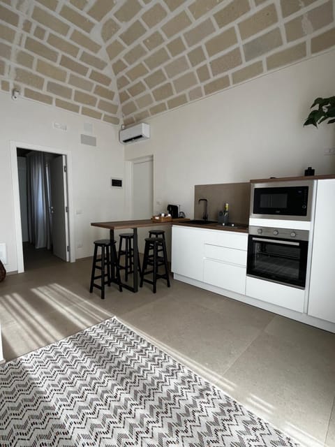 Kitchen or kitchenette, Dining area, oven, stove